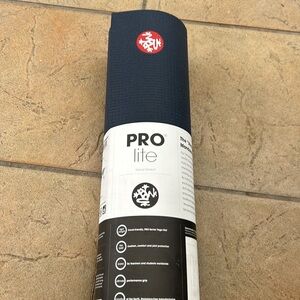 Manduka pro lite mat in midnight blue